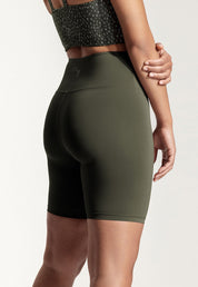 Kurze Yoga Leggings „Galena+“ in Piniengrün 1