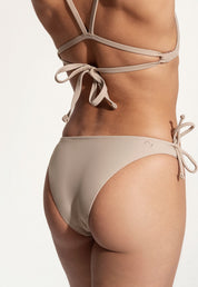 Surf Bikini Hose „Mako“ in Blassbraun -m-b